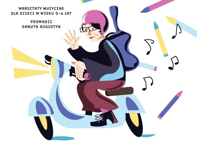 Rysowana ilustracja przedstawiająca postać kobiety w różowym kasku i okularach, która jedzie na niebieskim skuterze. Kobieta się uśmiecha i macha ręką, jakby chciała kogoś przywitać. Na plecy ma założony niebieski futerał na skrzypce. Wokół niej unoszą się kolorowe kredki i nutki, tworząc radosną atmosferę. W lewym górnym rogu napis „ Warsztaty muzyczne dla dzieci w wieku 0 – 4 lat. Prowadzi Danuta Augustyn”. projekt Kornelia Wasilewska